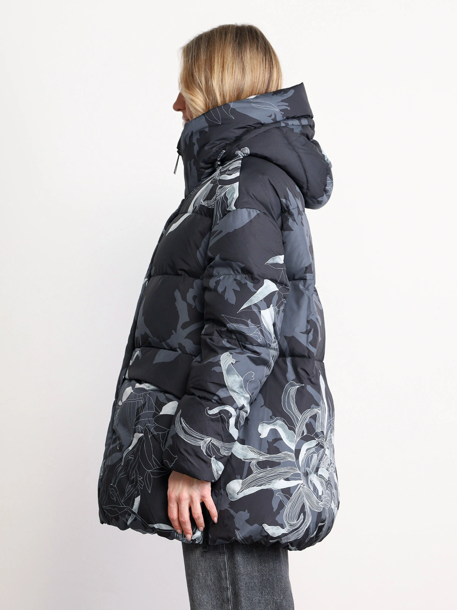 Пуховик с растительным принтом серого цвета с капюшоном